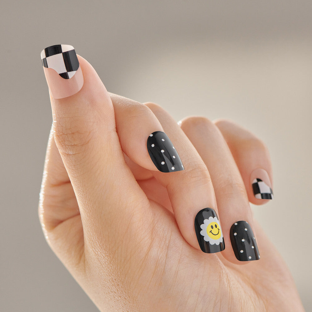 IM50_extra_002 "KISS imPRESS No Glue Press-On Nails – Short Squoval Designs, shown on bare hand."