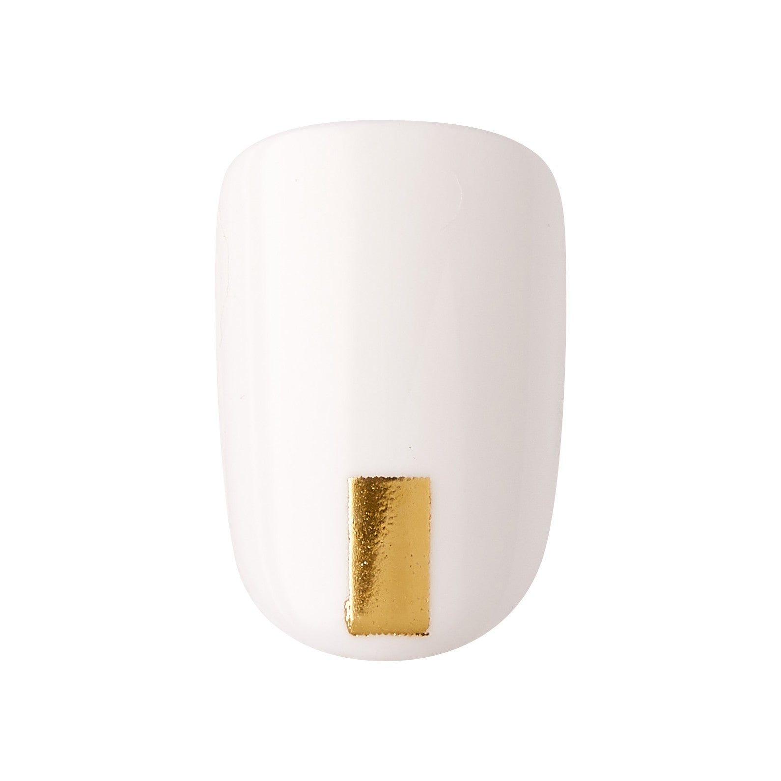 KIM004_extra_002 "A single artificial nail with a smooth, glossy white finish. At the base of the nail, there is a small, rectangular gold accent. The design is minimalistic and elegant, featuring a clean and simple aesthetic."